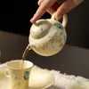 Conjunto de Bule e Xícaras de Chá em Cerâmica com Margaridas e Borboletas Pintadas à Mão, Apresentando um Filtro com Furo de Bola para Chá Kung Fu, Bule de Mão