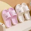 La nueva colección de verano de Qida Shun de pantuflas lindas y unisex: antideslizantes, para uso en el hogar y el baño, perfectas para parejas, y disponibles para venta al por mayor como pantuflas de interior de EVA
