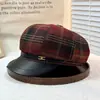 Novo Estilo Chapéu Octogonal de Couro com Aba Xadrez de Metal Padrão Elegante Britânico Retrô Chapéu de Jornaleiro Versátil para Mulheres