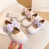 Primavera/Verão 2026 Novos Sapatos de Princesa de Couro para Crianças Estilo Primavera Versátil Laço Moda Sapatos de Princesa com Solado Macio para Meninas