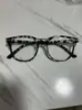 Las nuevas gafas con montura de luz azul anti-luz roja con uñas de arroz para estudiantes son gafas planas que se pueden usar para la generación de gafas coreanas de miopía.
