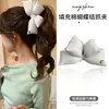 Exquisita pinza de tiburón que hace que el cabello luzca más voluminoso, pinza de pelo a cuadros versátil de lujo ligero para mujer, elegante pinza de garra triangular estilo coreano, pinza de pelo retro