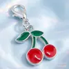 Exquisito colgante de cereza con incrustaciones de diamantes, efecto de goteo de aceite, llavero de fruta realista, accesorios decorativos DIY para bolsos