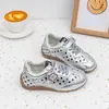Zapatillas de Entrenamiento Alemanas Retro de Lunares Negros para Niñas 2026 Primavera y Otoño Nuevas Zapatillas Deportivas Casuales Versátiles con Hebilla Metálica para Niños