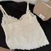 Camisola francesa de encaje sin espalda con sujetador incorporado, una pieza versátil que se puede usar como capa interior, capa exterior o como top independiente, ofreciendo transpirabilidad y un hermoso diseño en la espalda