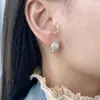 Nuevo diseño de hebilla de oreja redonda geométrica de cobre incrustado de circonio elegante europeo y americano Pendiente de aro brillante para mujer venta al por mayor de fábrica