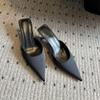 Sapatos de Salto Alto de Cetim Preto de Yang Shulin Sandálias Traseiras Vazias Pontudas Femininas Meias Pantufas Sapatos Mueller Sapatos Individuais Pequenos