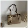 Moda Europeia e Americana Bolsa de Ombro para Axila Feminina 2026 Novo Estilo para o Trabalho Grande Capacidade Bolsa de Ombro Único Textura Simples Bolsa Grande
