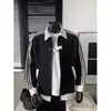 Moletom Cardigan com Gola Alta e Contraste de Três Listras para Primavera e Outono de 2026 para Homens, Jaqueta Esportiva Casual Retro Americana com Zíper