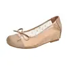 Sapatos Mary Jane de malha com aumento de altura estilo francês para mulheres, adequados para uso ao ar livre, super populares no verão de 2026, sandálias confortáveis e não cansativas de bico fechado