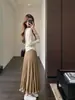 Elegante y romántico, este impresionante y moderno faldón de cintura alta presenta un efecto adelgazante y un acabado texturizado de gamuza.. Es una nueva colección de otoño 2026 para mujer.