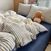 Conjunto de Quatro Peças de Algodão Puff com Borda de Concha, Lençol de Cama de Gaze Dupla Camada, Lençol de Cama e Capa de Edredom de Algodão Puro, Conjunto de Três Peças Estilo Dormitório Estudantil~