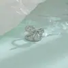Brincos de pressão com laço vazado e zircônia dupla, modelo ear cuff, tendência da primavera de 2026. Não precisam de furo na orelha.