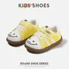 Sapatos de Bebê 2026 Primavera Novo Modelo Sapatos para Caminhada de Crianças Pequenas Tênis Leves para Meninos e Meninas Sapatos para Interior de Jardim de Infância com Solas Macias