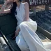 Atuendo Versátil de Moda de Verano 2026 Estilo Old Money Nuevo y Viejo: Conjunto de Top de Tirantes Blanco con Cuello en V Anudado y Pantalones