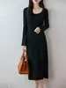 Nueva colección de otoño e invierno: Vestido de lana pura de color liso, sencillo, moderno y casual con cuello en U para mujer, con un diseño ajustado que realza la figura