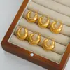 Pendientes de titanio y acero chapados en oro de diseño geométrico de nicho de lujo ligero de alta calidad, nuevos, transfronterizos europeos y americanos, joyería versátil para mujer