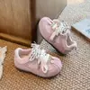 Outono 2026 Novos Sapatos Infantis com Solado Macio Sapatos de Treino Retrô Alemães para Crianças Sapatos Esportivos Antiderrapantes da Moda para Meninas Sapatos de Skate