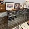 Gabinete de Exhibición Vintage de Madera Maciza para Salón de Uñas, Gabinete Estilo Antiguo, Gabinete para Esmalte de Uñas y Gel, Gabinete de Pie, Gabinete de Almacenamiento para Tablero de Colores de Esmalte de Uñas