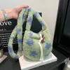 Bolso Cubo de Felpa Nuevo Estilo Transfronterizo Otoño e Invierno Fresco y Sencillo, Bolso Cruzado de Lana de Cordero, Bolso de Hombro Floral Versátil de Alta Gama