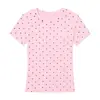 Camiseta blanca de manga corta con lunares estilo coreano para mujer, nueva colección verano 2026, con un elegante diseño en los hombros, un corte único y favorecedor.