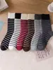 Calcetines de rizo a rayas para mujer en otoño e invierno, Calcetines de terciopelo engrosados de media pantorrilla, Calcetines cálidos con combinación de colores retro, Calcetines de invierno engrosados