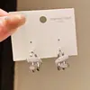 Brincos de zircônia com agulha de prata, letra V, camada dupla em forma de C, personalizados e estilosos, brincos elegantes com senso de luxo e sofisticação, brincos de nicho para mulheres