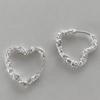 Pendientes de estilo coreano con textura irregular en forma de corazón y textura hueca con aguja de plata 925.