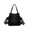 Bolso Cubo de Textura Simple Retro para Mujer Verano 2025 Nuevo Color Puro Versátil Estilo Extranjero Casual Bolso de Hombro Cruzado