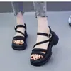 Sandálias de Couro Genuíno de Marca com Sensação Macia e Acolchoada para Mulheres, Novo Modelo Verão 2026, Item Quente de Celebridade da Internet, Estilo Fada, Perfeito para Combinar com Vestidos, Sensação de Alto Padrão