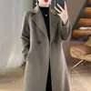 Abrigo de lana de color liso cruzado de doble botonadura para mujer, estilo largo elegante de otoño e invierno, prenda exterior ajustada hasta la rodilla al por mayor