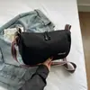 Bolsa Feminina de Verão Nova 2025 Bolsa Moda Dumpling Bolsa Transversal Esportiva Casual de Faixa Larga Bolsa de Ombro Simples e Leve