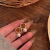 Pendientes de perla estilo universitario Maillard Brown para mujer (2023), nuevos y populares, con clip para la oreja y espiral antimosquitos.