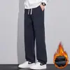 Directo del fabricante: Pantalones de forro polar para hombre, con una caída favorecedora, efecto adelgazante y un estilo casual estructurado.. Estos pantalones largos de moda, de pierna recta y corte holgado son perfectos para otoño e invierno.