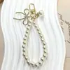Llavero de Coche de Concha de Perla Estilo Coreano Pulsera Creativa Retro de Perlas Colgante para Teléfono Móvil Colgante de Cubierta Protectora