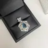 Versa Europeo y Americano Lujo Ligero Zirconio Dorado Taladro En Vivo Café Grande Drenaje Conjunto Chapado 18K Brillante Micro Incrustación Seiko Colgante