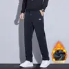 2026 Invierno Nuevos Pantalones Casuales para Hombre Rectos Holgados Pantalones de Chándal de Moda Tendencia Versátil Plus Terciopelo Pantalones Deportivos Ropa de Hombre