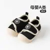 Zapatos para caminar de bebé, zapatos de piso para niños pequeños, calcetines antideslizantes para piso para niños y niñas, zapatos interiores de suela blanda para bebés de un año