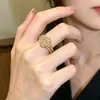Anel aberto com zircônia wrap-around de estilo indiferente para mulheres, luxo leve, personalidade única, nicho, requintado, anel versátil para o dia a dia