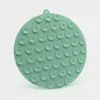 Novo tapete de lamber de sucção de silicone para animais de estimação, cor de doce de macaron, para cães e gatos comerem devagar