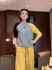 Camiseta base de forro polar de doble cara con bloqueo de color y bordado de letras de marca de moda para mujer, nueva camiseta de manga larga versátil ajustada informal de invierno para mujer