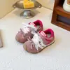 Otoño 2026 Nuevo Zapatos Deportivos de Moda Casual Blancos DE Xun para Niñas Zapatos de Malla Zapatos Deportivos Antideslizantes para Niños
