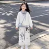 Conjunto de dos piezas de moda para niñas, estilo coreano minimalista, con top a rayas para primavera y otoño con un elegante diseño de cuello, combinado con pantalones casuales únicos con ribete de encaje