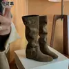 Botas de couro genuíno, com aumento de altura, acima do joelho para mulheres, apresentando um design vintage plissado e uma silhueta de bota cowboy estilo Western para a coleção de outono de 2026