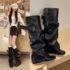Botas de couro de cano alto emagrecedoras femininas estilo Western amassadas outono perna larga plissadas botas de equitação fivela solta sola plana metal