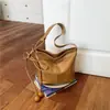Bolso tipo cubo retro versátil estilo coreano para mujer, nuevo 2026 principios de otoño nicho alta gama lujo ligero para el día a día bandolera y de hombro