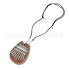 Mini piano de pulgar de 8 notas para colgar en el cuello, diseño de búho en madera maciza, empaquetado en una caja de papel, con cordón y escalas estampadas, instrumento musical al por mayor