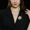 Broche de flor tridimensional de lujo ligero de alta calidad ligeramente incrustado con circonita accesorios para abrigo de otoño e invierno suéter temperamento de socialité corsage femenino