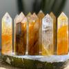Columna de cristal de flor de goma amarilla natural, columna de cristal amarillo, columna de cristal de seis lados con punta única, adornos de arreglo de cristal, fabricantes de cristal del Mar de China Oriental al por mayor