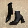 Botas de tornozelo de metal com bico fino e salto grosso para mulheres, com zíper lateral e design elástico, perfeitas para outono e inverno, criando um visual elegante e que afina a silhueta com salto alto e um estilo de bota de tornozelo moderno.